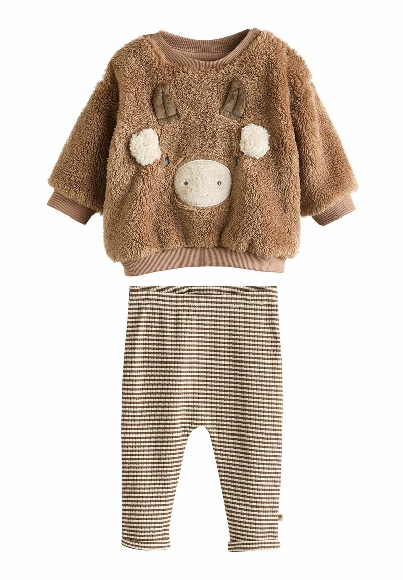 Mjuk brun barntröja med fluffigt björnansikte, kombinerad med brunvita rutig leggings.