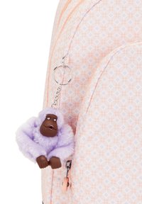 Rosa mönstrad ryggsäck med en lila fluffig apa nyckelring, som har en nyckelringfäste och en dragkedja med en rund accent.