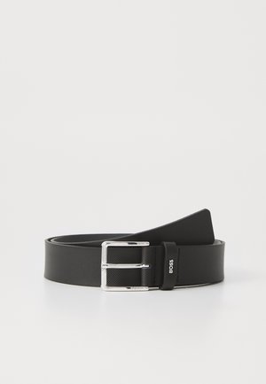 Cintura sintetica nera con finitura testurizzata, dotata di una fibbia in metallo argentato e un logo accentato sul cinturino. Progettata per una vestibilità regolabile.