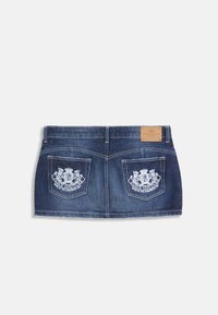 Τζιν μίνι φούστα σε σκούρο μπλε χρώμα με κεντημένα λογότυπα στις πίσω τσέπες και δερμάτινη ετικέτα με το λογότυπο στη ζώνη μέσης.