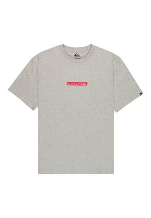 Szürke pamut póló, rövid ujjakkal és kerek nyakkivágással. Elöl piros "QUIKSILVER" logó téglalap alakú dobozban. Standard fazon.