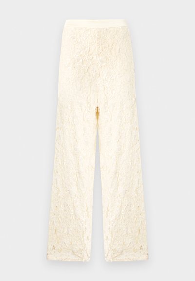 Calças de renda em bege claro, com um acabamento texturizado, corte amplo e uma cintura plana. Sem hardware ou padrões visíveis.