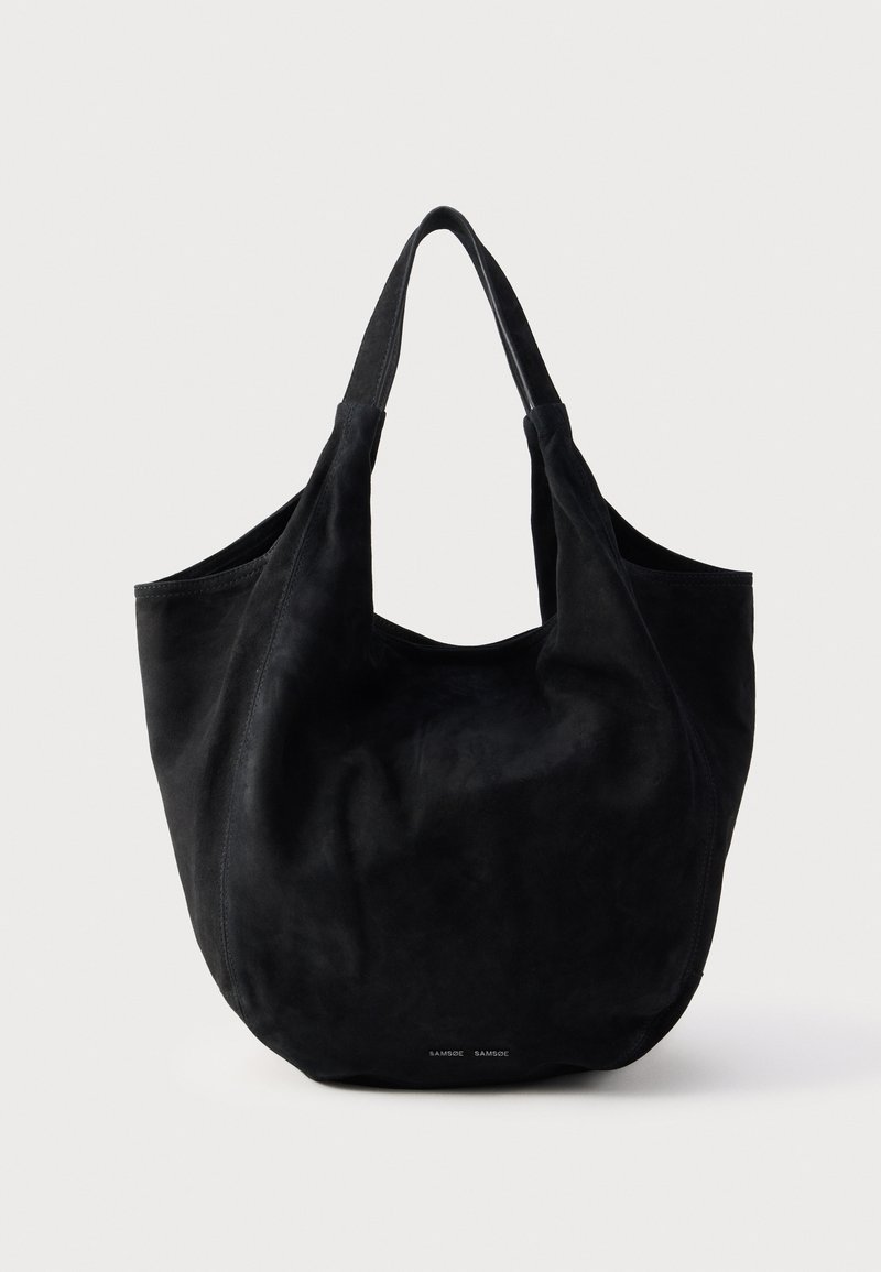 Sac fourre-tout en daim noir avec une texture douce, une large ouverture et deux bretelles pour l'épaule. Design minimaliste sans ferrures ni motifs visibles.