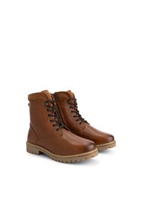 Bruine leren enkellaarsjes met een gladde afwerking, vetersluiting, gewatteerde kraag en rubberen outsole met een gestructureerd grippatroon.