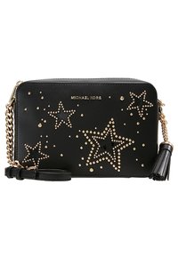 Sort læder crossbody taske med gyldne nitter i stjernemotiver, en gylden kæderegulering og en frynseaccent. Michael Kors-logo prægede foran.