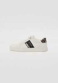 Hvite sneakers med glatt skinnfinish, med en svart og leopardmønstret aksentstripe og en polstret hælkollare.
