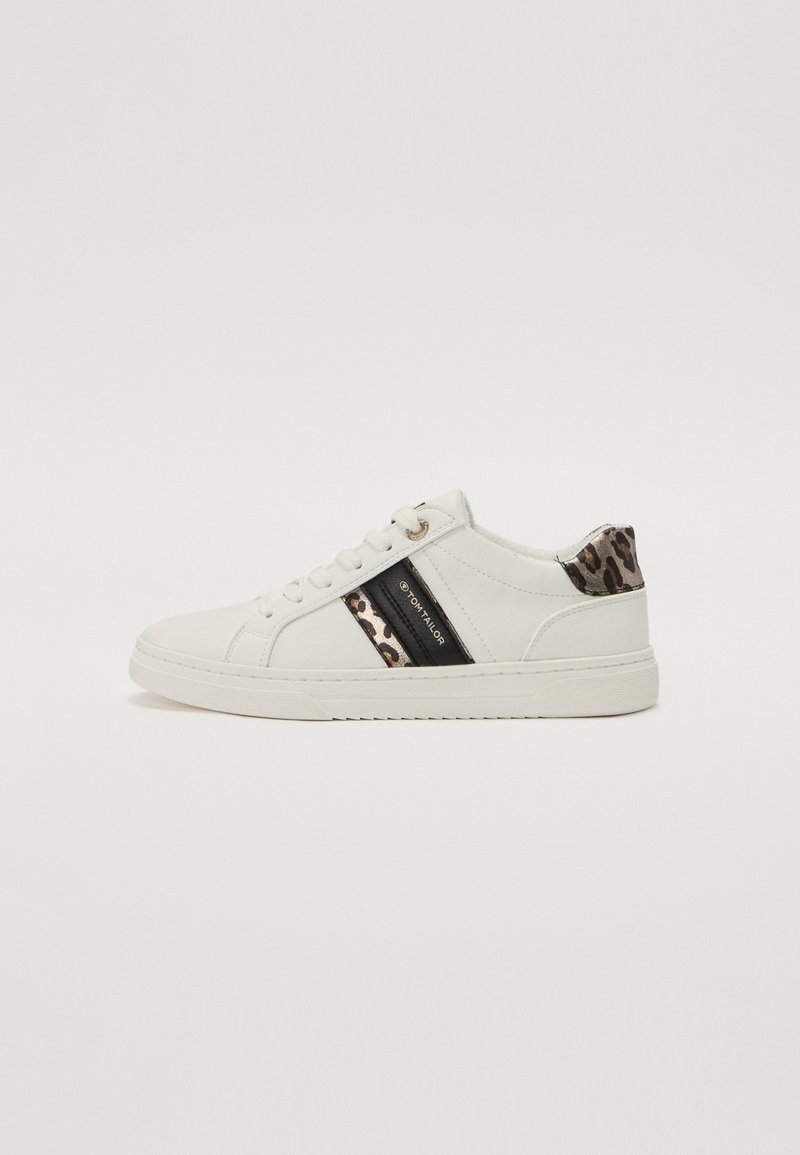 Hvite sneakers med glatt skinnfinish, med en svart og leopardmønstret aksentstripe og en polstret hælkollare.