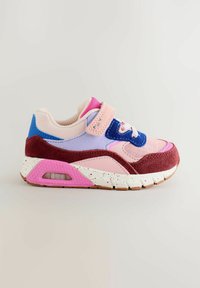 Dziecięcy sneaker w kolorach różowym, fioletowym, burgundowym, niebieskim i białym, z rzepem, sznurowadłami i nakrapianą podeszwą.