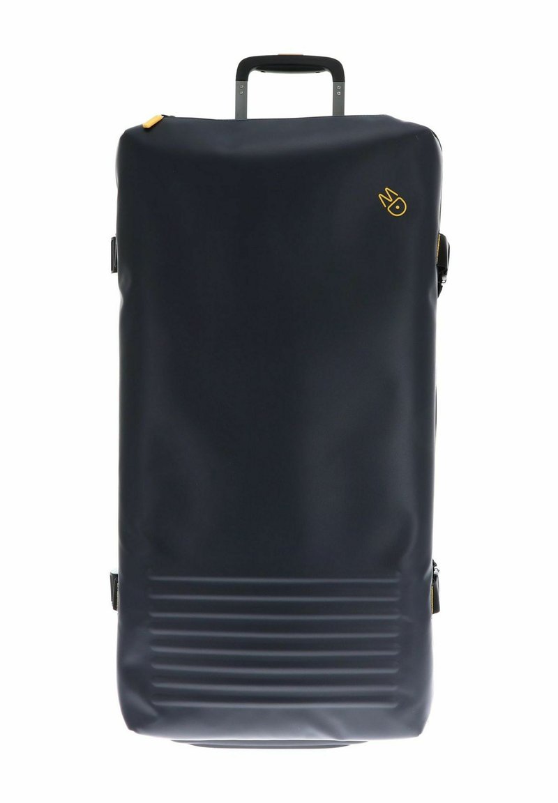 Sac de voyage à roulettes bleu marine avec des accents texturés, logo central et une solide poignée rétractable. Fabriqué en matériau imperméable et durable.