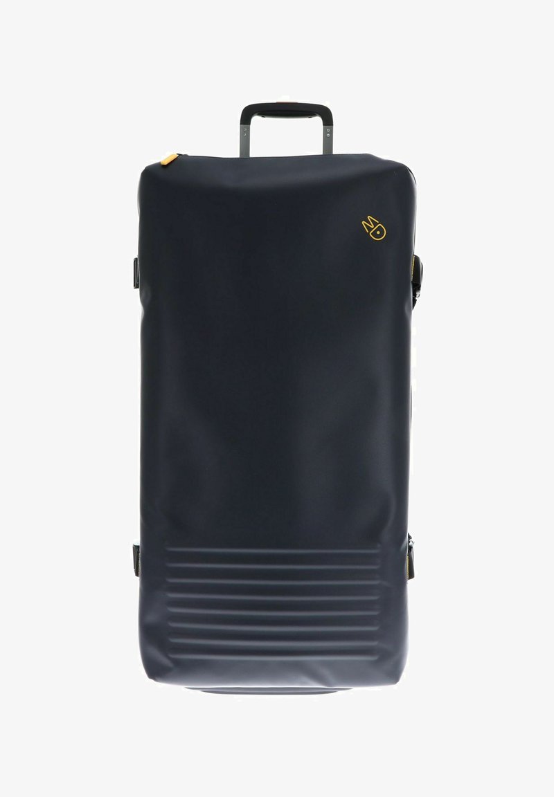 Granatowa torba podróżna na kółkach z teksturowanymi akcentami, centralnym logo i solidnym, chowanym uchwytem. Wykonana z trwałego, wodoodpornego materiału.