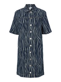 Abito in denim con maniche corte, motivo a strisce zebrate in blu scuro e grigio, chiusura anteriore con bottoni, colletto a punta, design al ginocchio.