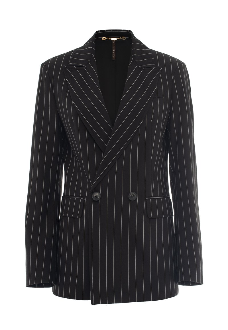 Blazer nero a righe sottili con design doppiopetto, ampi revers, due tasche frontali e chiusura a bottoni. Tessuto con una texture liscia.