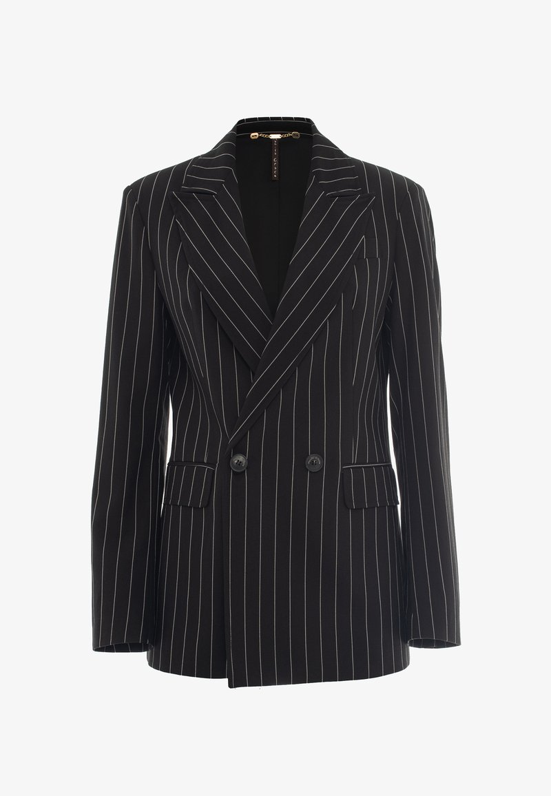 Blazer nero a righe sottili con design doppiopetto, ampi revers, due tasche frontali e chiusura a bottoni. Tessuto con una texture liscia.