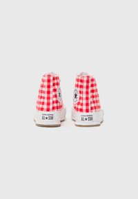 Røde og hvite sjakkruter høye sneakers med gummisåle, som har sirkulært merkevarelogo på yttersiden og en teksturert stover.