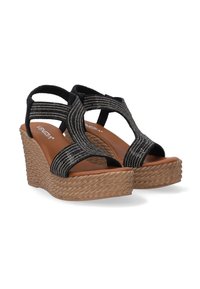 Černé wedge sandály s texturovanými látkovými popruhy a pletenou juty-style podrážkou. Vlastnosti: otevřená špička a hnědá stélka.