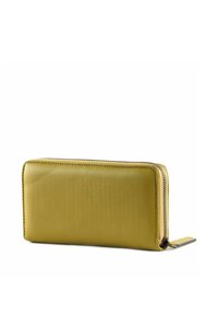 Portefeuille zippé en cuir jaune moutarde texturé. Forme rectangulaire avec une finition lisse et des détails de couture minimalistes. Orné d'une petite languette de tirage.