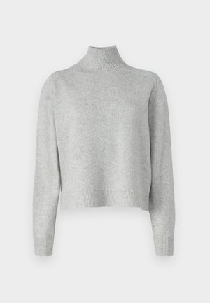 Lys grå turtleneck genser laget av myk strikket stoff, med lange ermer og ribbestrikket kant og mansjetter. Ingen mønstre eller metalldetaljer.