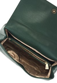 Ciemnozielona skórzana torebka o gładkim wykończeniu, z kieszenią na zamek i wnętrzem wyłożonym beżowym materiałem z subtelnym wzorem logo.