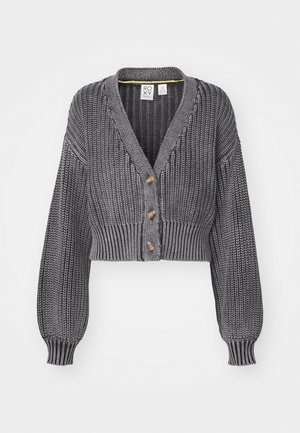 Gekürzter grauer Cardigan mit geripptem Muster, tiefem V-Ausschnitt, drei braunen Knöpfen auf der Vorderseite und langen, ballonförmigen Ärmeln.