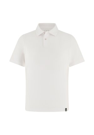 Biała koszulka polo z krótkim rękawem, z dwuguzikowym rozpięciem i małą czarną metką z logo przy dolnym brzegu.