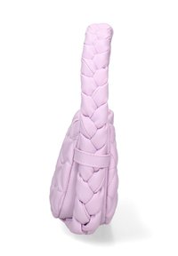 Lila handtas met een quilted ontwerp, voorzien van een gevlochten handvat en een gladde textuur. Compacte vorm met een enkele schouderband en een zijaanzicht.