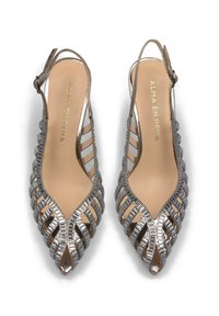 Talons slingback argentés avec un bout ouvert, un design tissé et une doublure intérieure lisse ; des accents texturés le long du bord ajoutent du détail.