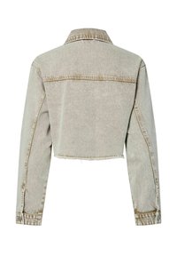 Veste en denim raccourcie de couleur beige clair, avec des poignets à boutons et un ourlet effiloché. Le dos présente un col décontracté et des détails de surpiqûres.