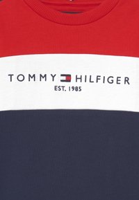 Rood-wit-blauw gestreept katoenen T-shirt met ronde hals, voorzien van het "TOMMY HILFIGER"-logo en de geborduurde tekst "EST. 1985".