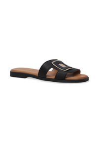 Sort slidesandal med en bred rem, der har et rektangulært spænde som accent. Brun indersål og flad gummisål. Glat tekstur overalt.