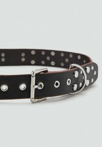 Cinturón de cuero negro con remaches circulares plateados, presenta una hebilla y un anillo metálicos, textura suave con un ancho adecuado para usar de forma casual.