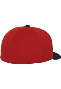Rød baseballcap med skygge og knap i sort. Lavet af stof, med en ensfarvet og struktureret design.