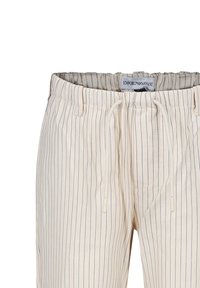 Pantaloni crema chiaro con sottili righe verticali blu. Presentano una vita con cordino e una texture discreta. L'etichetta reca la scritta "Emporio Armani."