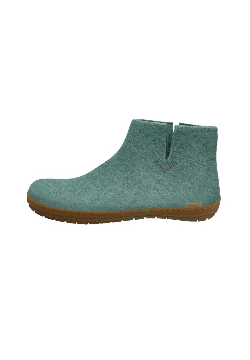Miętowozielone filcowe botki za kostkę z okrągłym noskiem, bocznymi szczelinami i teksturowaną gumową podeszwą. Zawierają prosty detal w postaci stichingu.