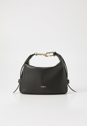 Schwarze Lederhandtasche mit geschwungenem Design, ausgestattet mit einem goldenen Kettenhenkel und dem eingeprägten Markennamen in Gold auf der Vorderseite.