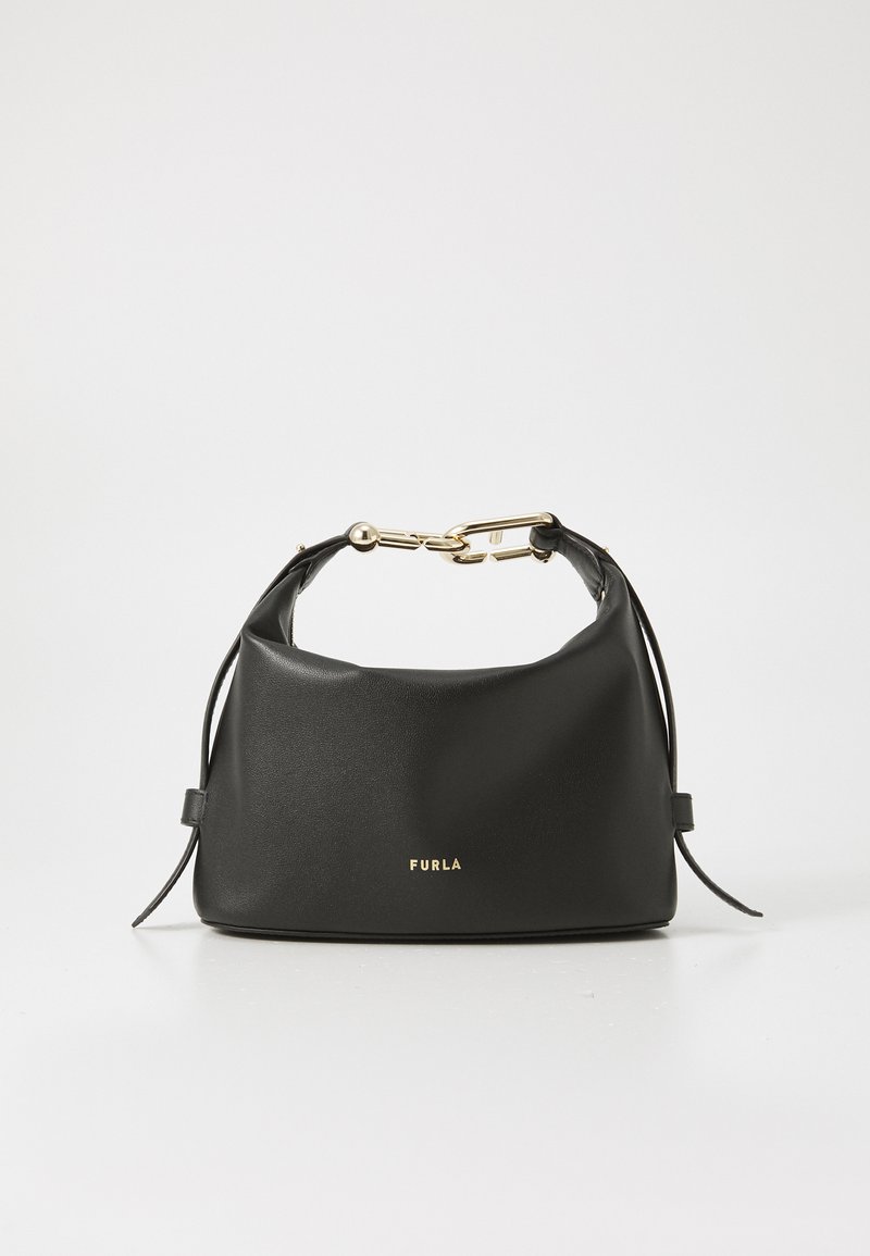 Bolsa de couro preta com forma curvada, apresentando uma alça em corrente dourada e o nome da marca estampado em dourado na parte frontal.