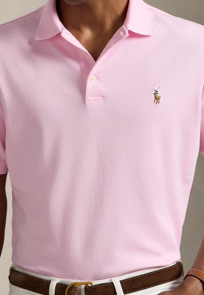 Polokošile s krátkým rukávem z růžové bavlny s klasickým límcem, s malým vyšívaným logem na levé straně hrudi.