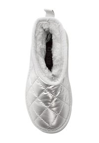 Pantofola argento trapuntata con un morbido interno peloso e caviglia elasticizzata. Presenta una linguetta per un facile indossamento. Materiale sintetico liscio.