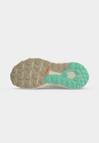 Semelle de chaussure avec une bande beige et turquoise, des rainures profondes pour l'adhérence et le mot "FREER" en orange près du centre.