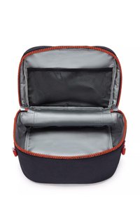 Černý zipový pouch s šedým interiérem, obsahující síťovanou kapsu a rolovací přihrádku, doplněný jasně oranžovým zipem.