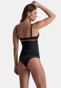 Černé tvarující body s nastavitelnými ramínky, hladkým povrchem a staženým pasem. Obsahuje střih do poloviny stehna a bezešvý design.