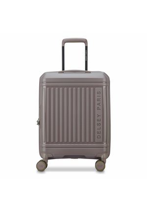 Valigia rigida grigia con scanalature verticali, quattro ruote rotanti, manico telescopico e marchio "Delsey Paris" sulla parte anteriore e sulle ruote.