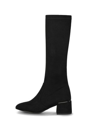 Bota de ante negra a media pantorrilla con tacón cuadrado y punta redonda, con una costura sutil y un ligero detalle metálico en el tacón.