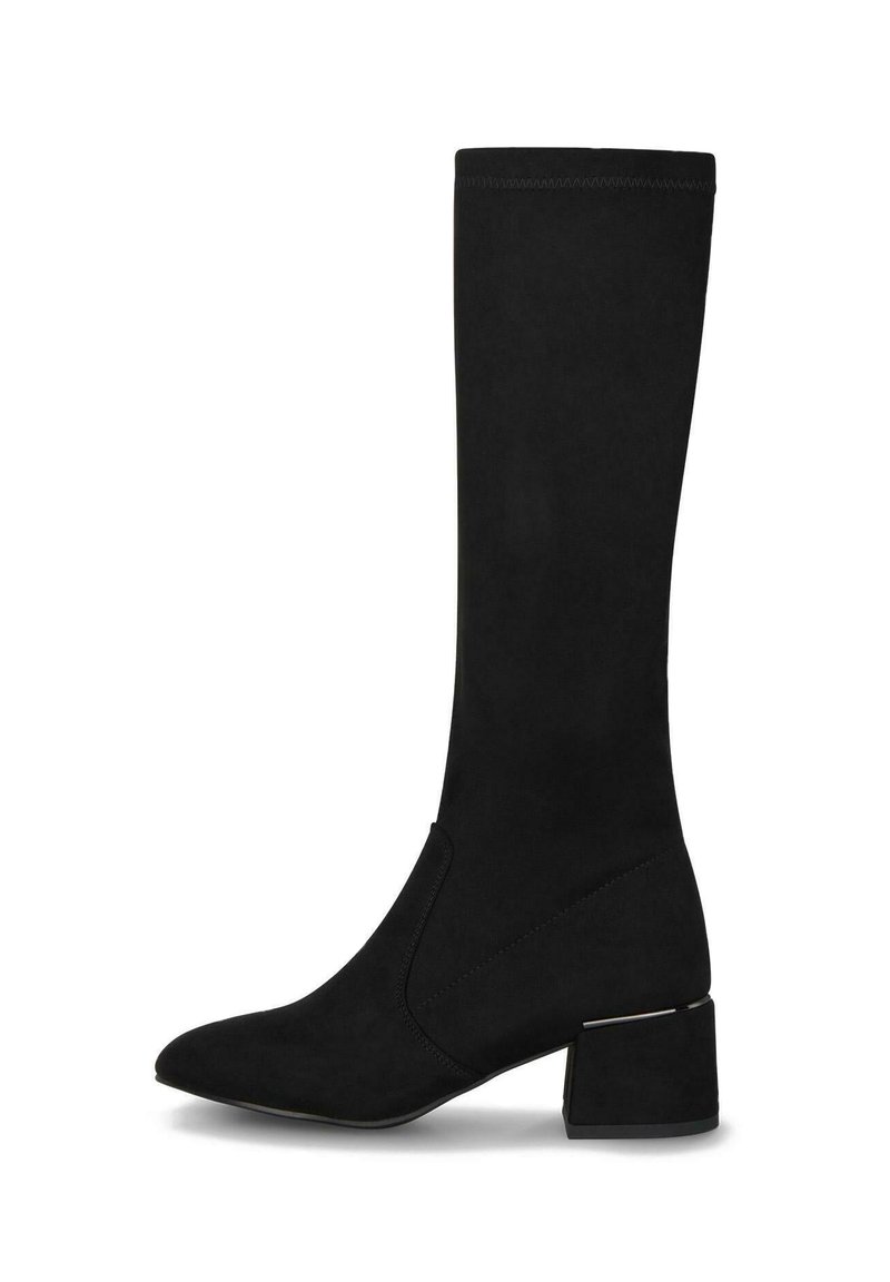Bota de ante negra a media pantorrilla con tacón cuadrado y punta redonda, con una costura sutil y un ligero detalle metálico en el tacón.