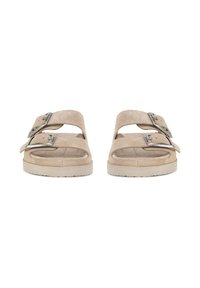 Beežid nubukist sandaalid kahekordsete reguleeritavate hõbedaste pandlitega ja pehme sisetallaga, näidatud eestpoolt valge tausta peal.