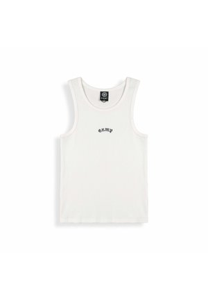 Weißes, geripptes Tanktop mit schwarzem "GRMY"-Text in der Mitte der Brust und einem schwarzen Nackenetikett mit Logo innen am Kragen.