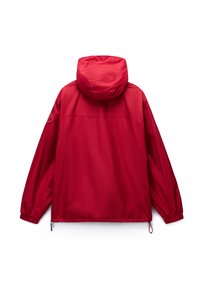 Κόκκινο αδιάβροχο μπουφάν με κουκούλα, ελαστικά μανίκια και ρυθμιζόμενο στρίφωμα με κορδόνι. Λεπτή υφή με λογότυπο στο αριστερό μανίκι.