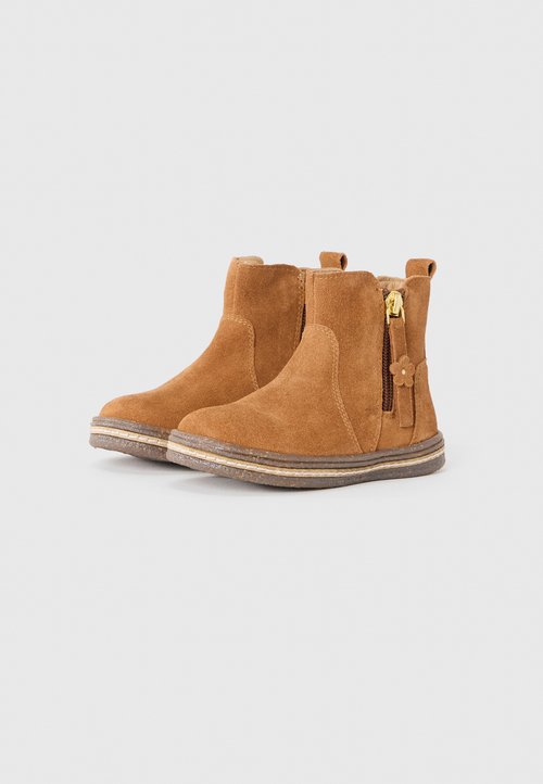 Tan suède enkellaarsjes met zijritsen, decoratieve bloemaccenten, een ronde neus en een gestructureerde rubberen zool met gelaagde details.