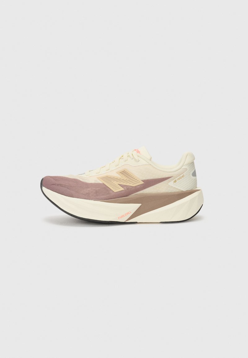 Chaussure de course avec un dessus crème, des accents roses et des détails gris. Présente une semelle épaisse avec une surface texturée et un logo proéminent.