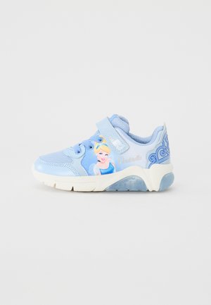 Blå barnesko med et Cinderella-trykk, med mesh-overdel, justerbar stropp og teksturert gummisåle.