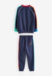 Completo felpa e pantaloni blu navy, con strisce multicolori sulle maniche e sui pantaloni, vita elastica e un design arcobaleno sulla tasca.